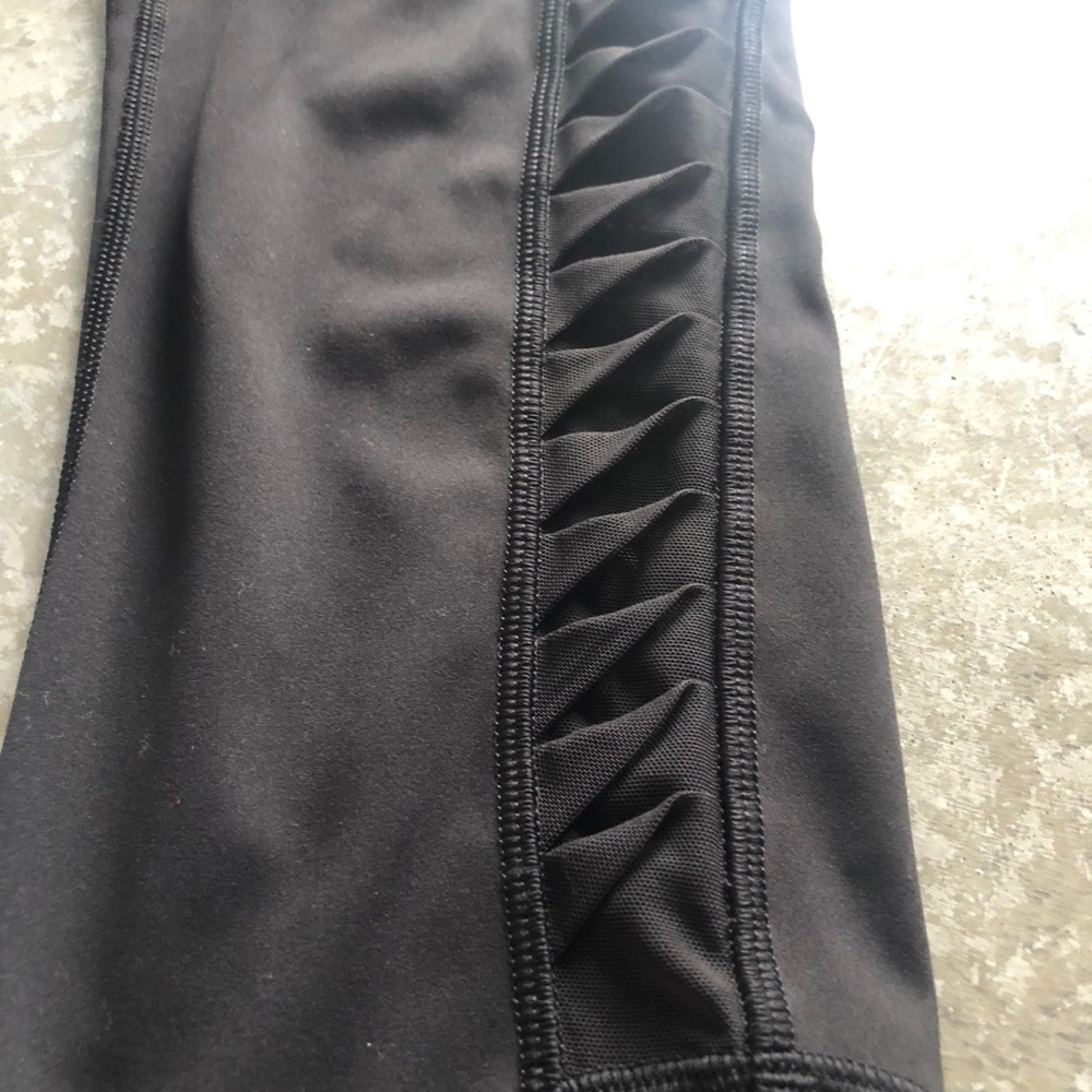 Lululemon Mesh 3/4 Legging- Size 6 - Picture 2 of 3
